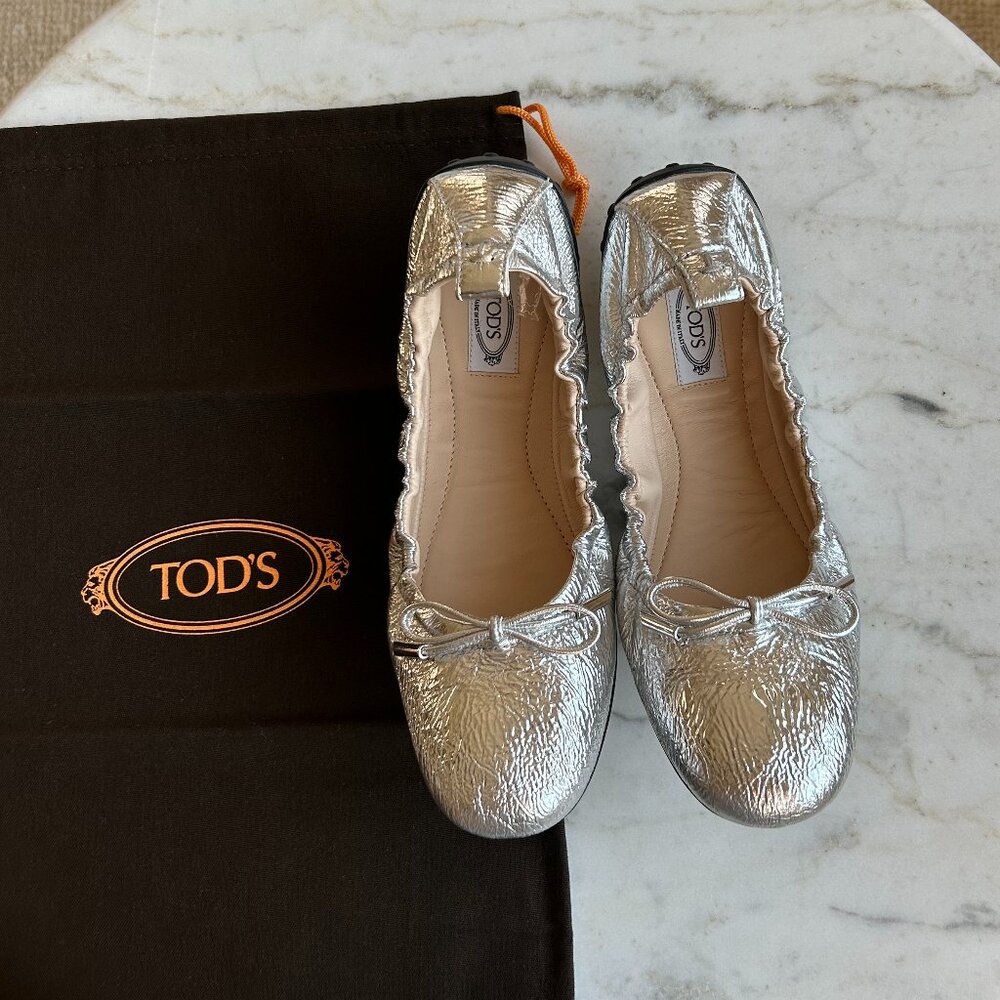 Tod’s Gommino Metallic Leather Ballerina Flat in Silver - Picture 2 of 5